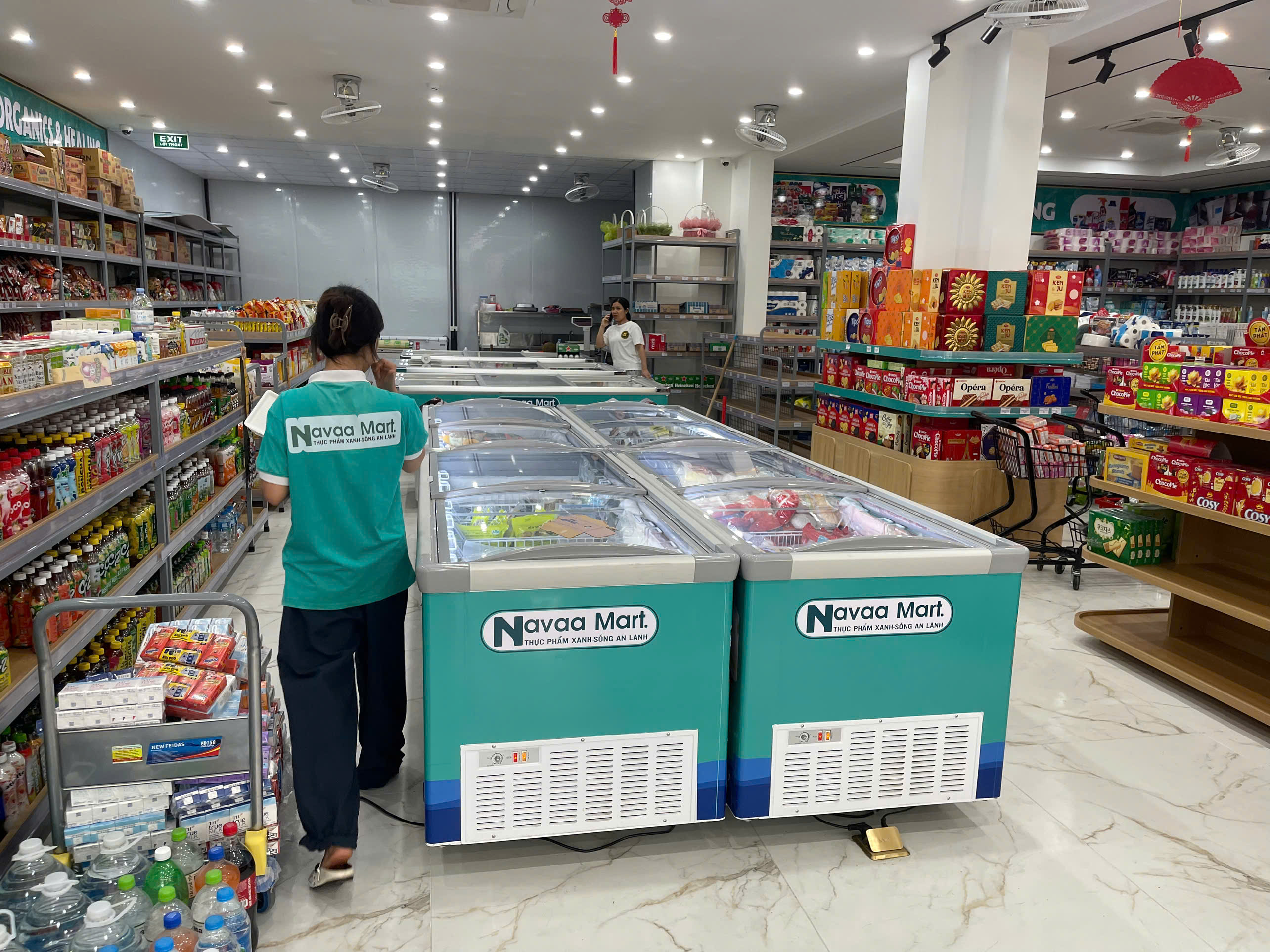 Siêu thị mới nhưng trưng bày hàng hóa sai tiêu chuẩn